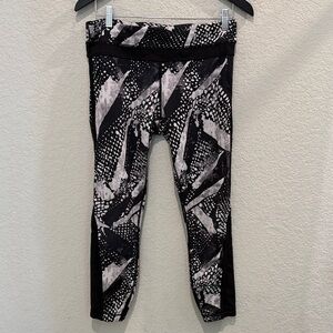 Lululemon Stylish Black and Gray Leggings size 8